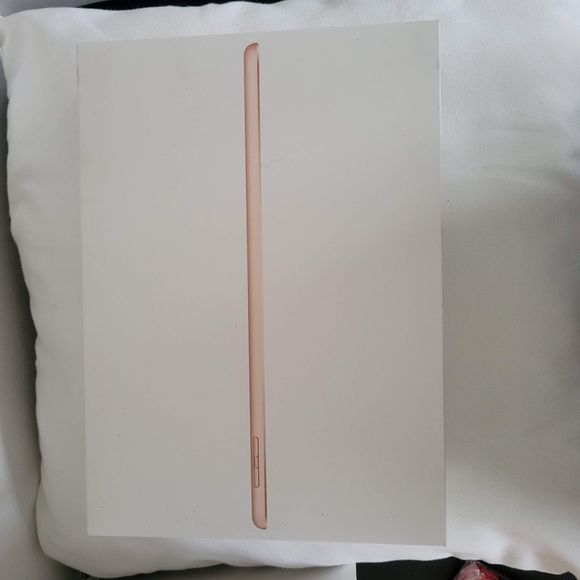 Apple iPad 6th Generation 32g With Accessories ~ Full Package - Picture 8 of 9